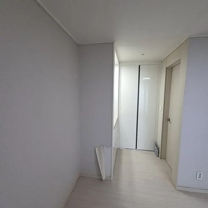 안방 붙박이 화장대 철거 후 마루시공으로 깔끔하게 복원한 현장