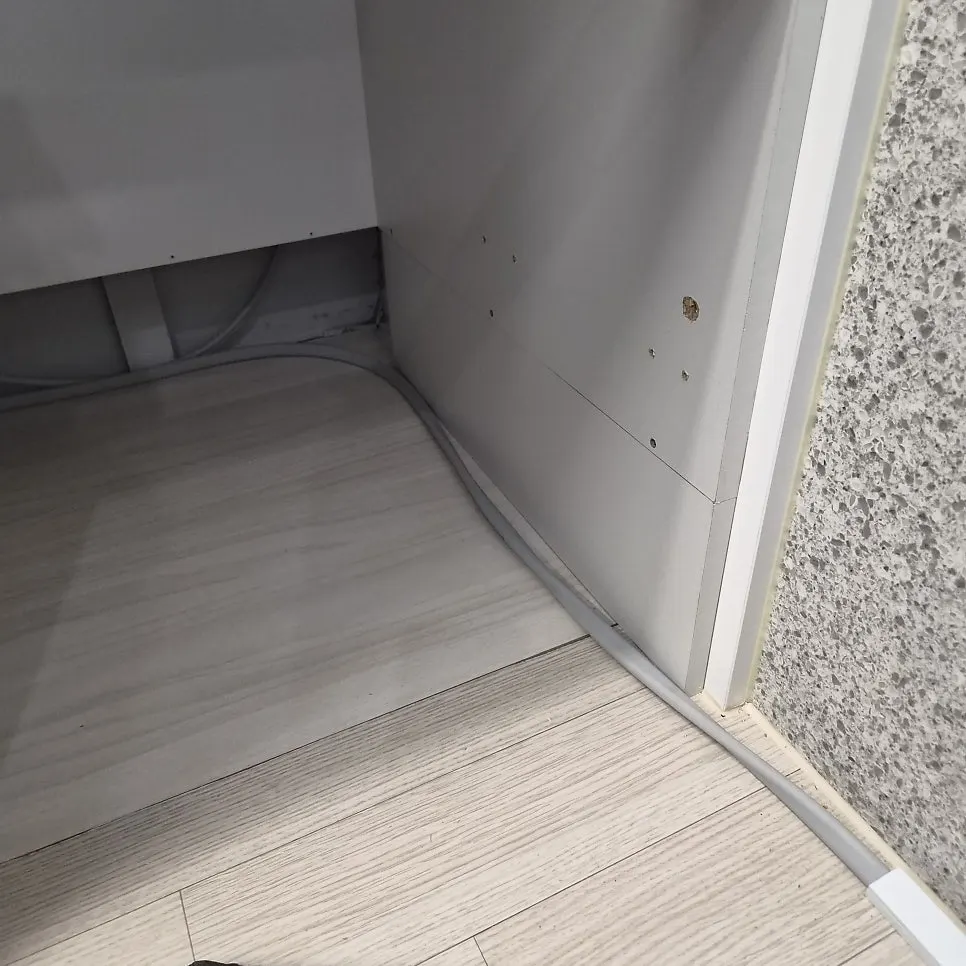 서랍을 빼고 로봇청소기가 드나들게 만든 하부장