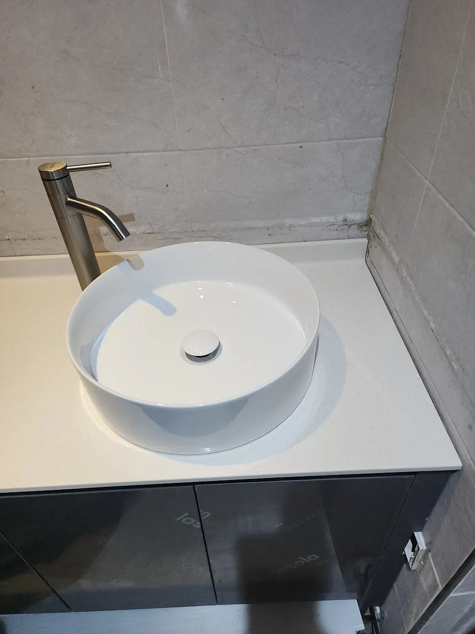 새 하부장과 세면볼을 설치한 세면대